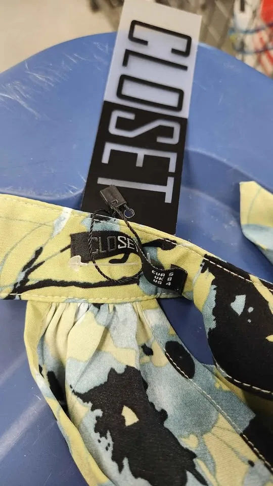 BNWT Green and blue floral top (size 4/small) image indicator(2)