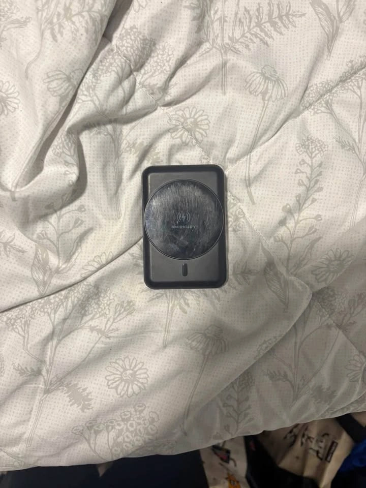 Wireless charger / phone stand (2 in 1)