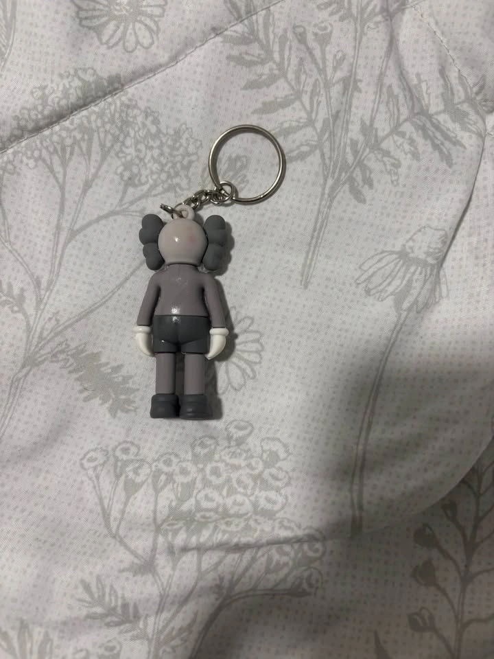 KAWS keychain - photo 3