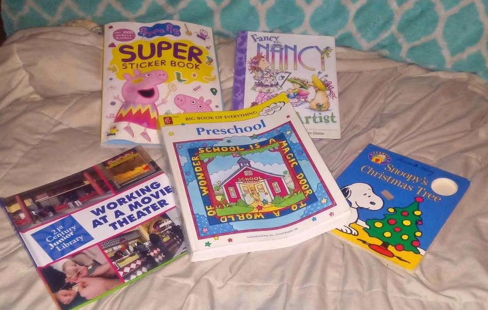 Lot of 5 Children's Books: Peanuts, Peppa Pig, Fancy Nancy