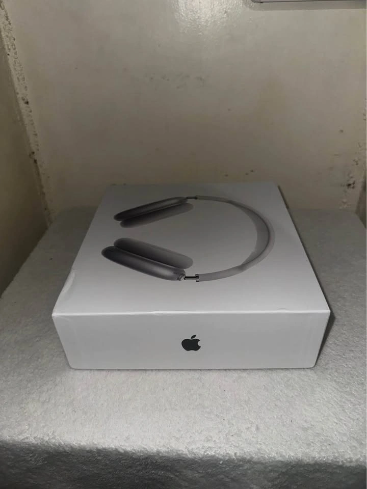 Apple AirPods Max (Authentic) – Receipt + Box – Great Condition - photo 3
