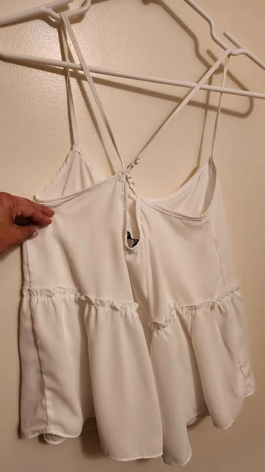 White cropped tank (M) image indicator(2)