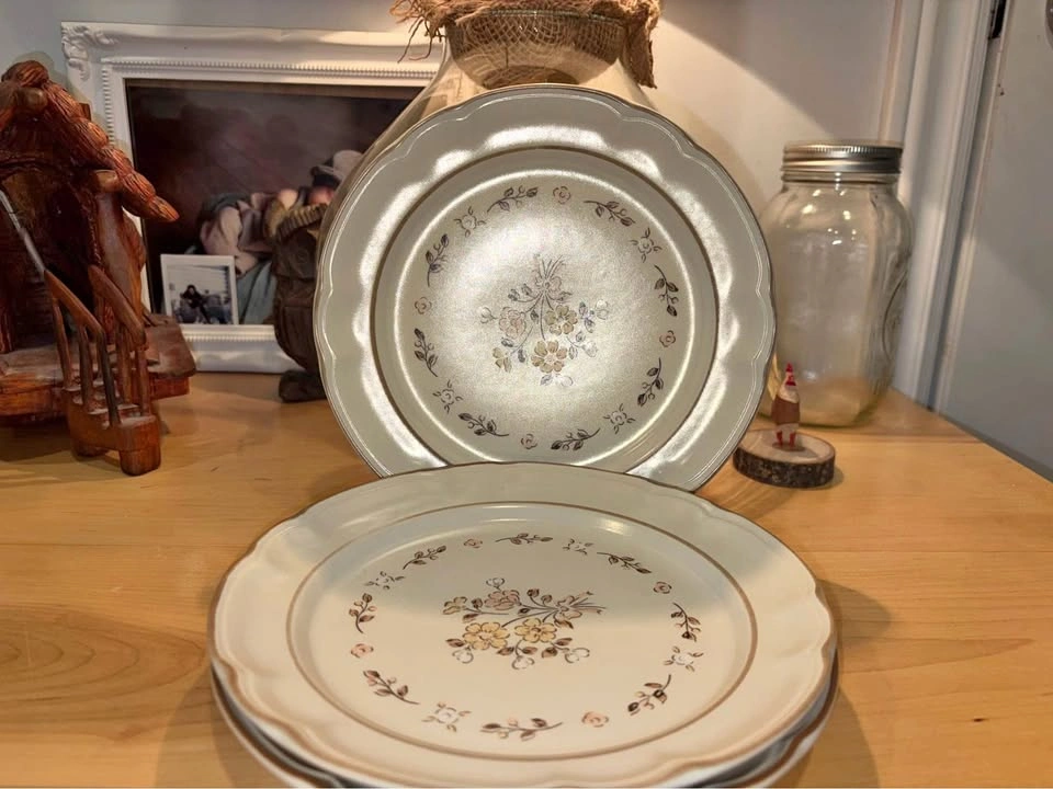 Cordella Collection Floral Stoneware Plates (Set of 4) – Vintage