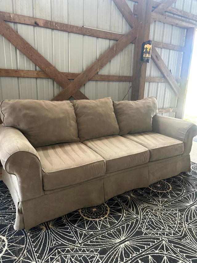 Contemporary 3-seater sofa in sage green image indicator(3)