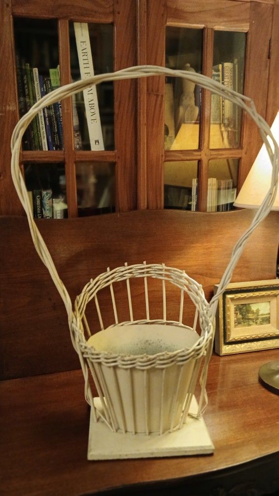 Victorian-style Wicker Funeral Basket - photo 2