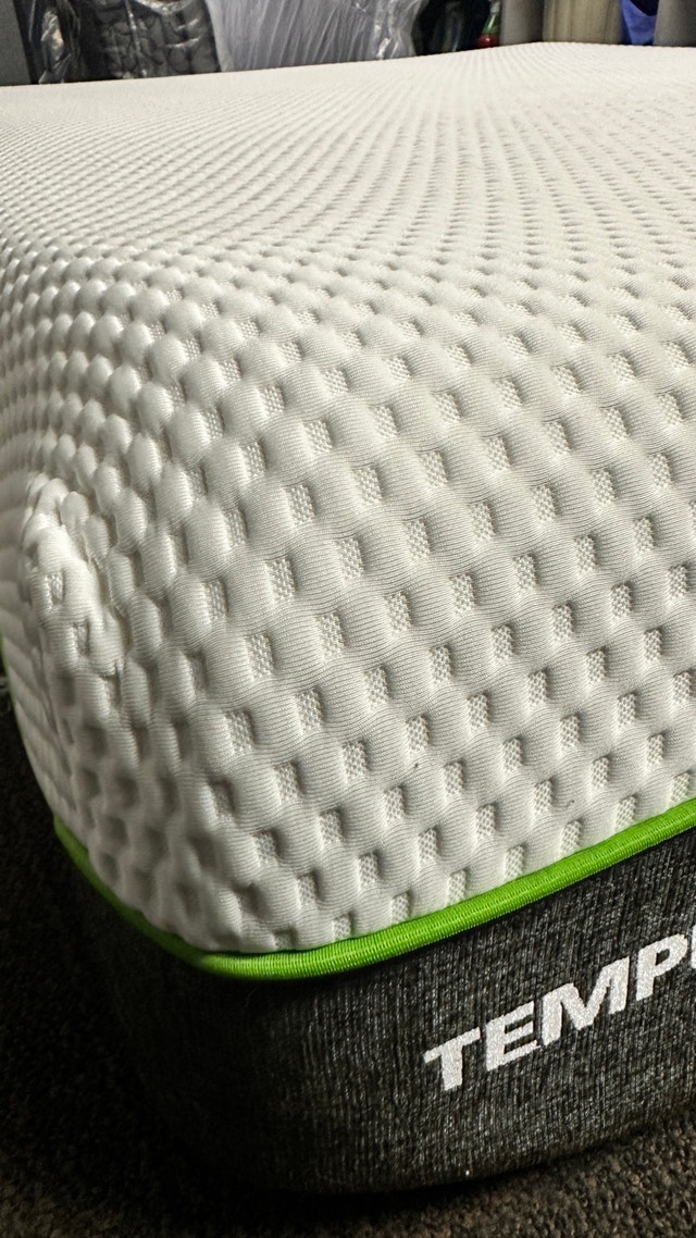 Tempurpedic Memory Foam Queen Mattress - photo 3
