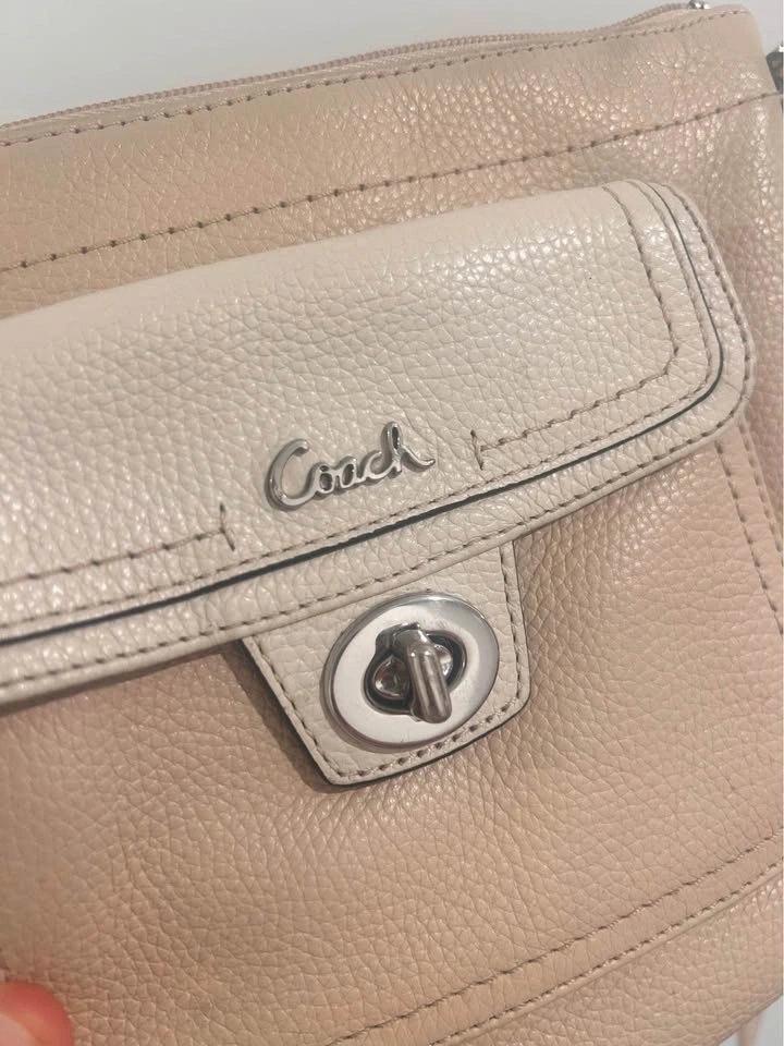 Cute Cream Coach Crossbody Purse - photo 3