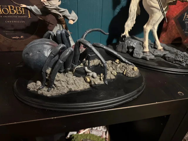 Shelob vs Frodo Weta statue image indicator(2)