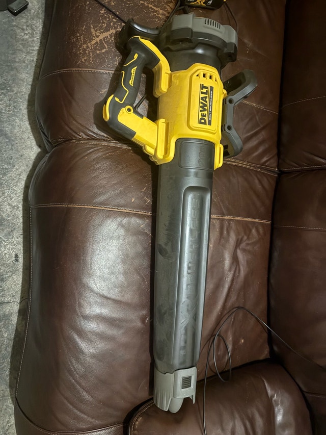 DEWALT 20V MAX XR String Trimmer & Leaf Blower Combo - photo 2