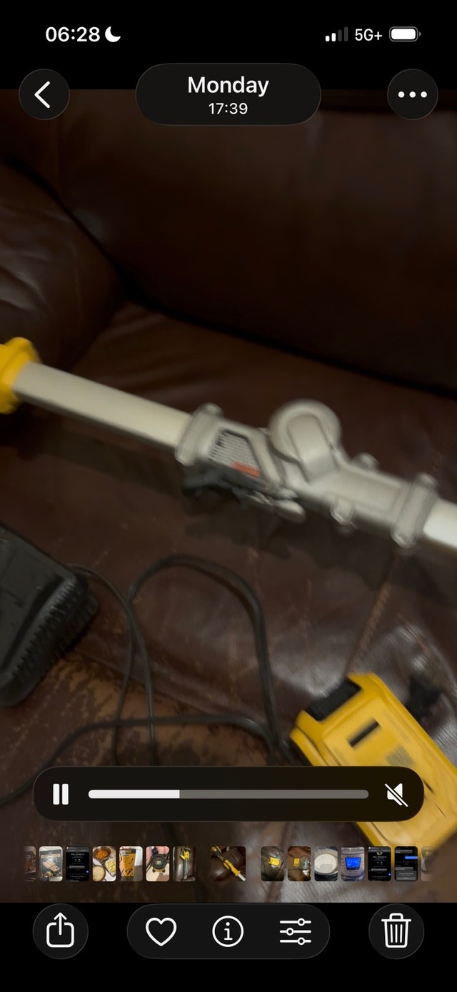 DEWALT 20V MAX XR String Trimmer & Leaf Blower Combo - photo 4