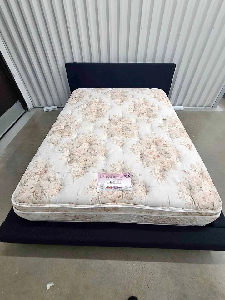 🇨🇦 Beautyrest Queen Mattress - Great Condition
