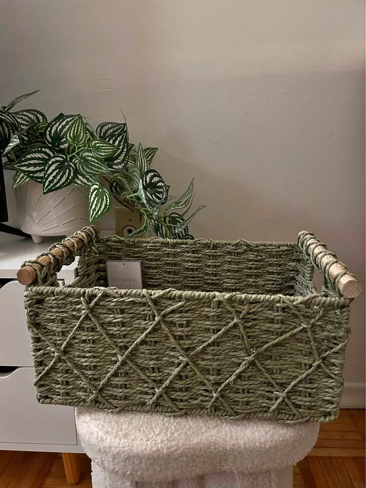 Storage basket with tag