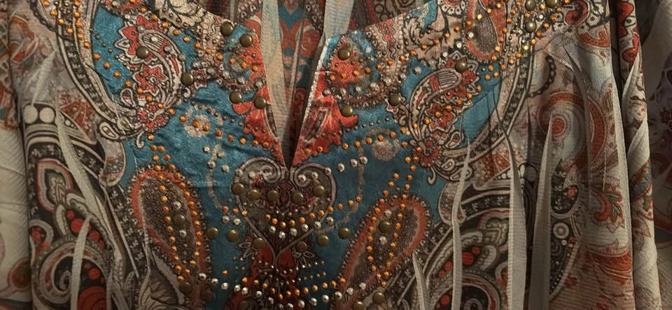 Women’s Blouse with Crystal detail Size medium - photo 4