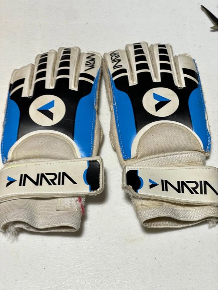 Soccer goalie gloves