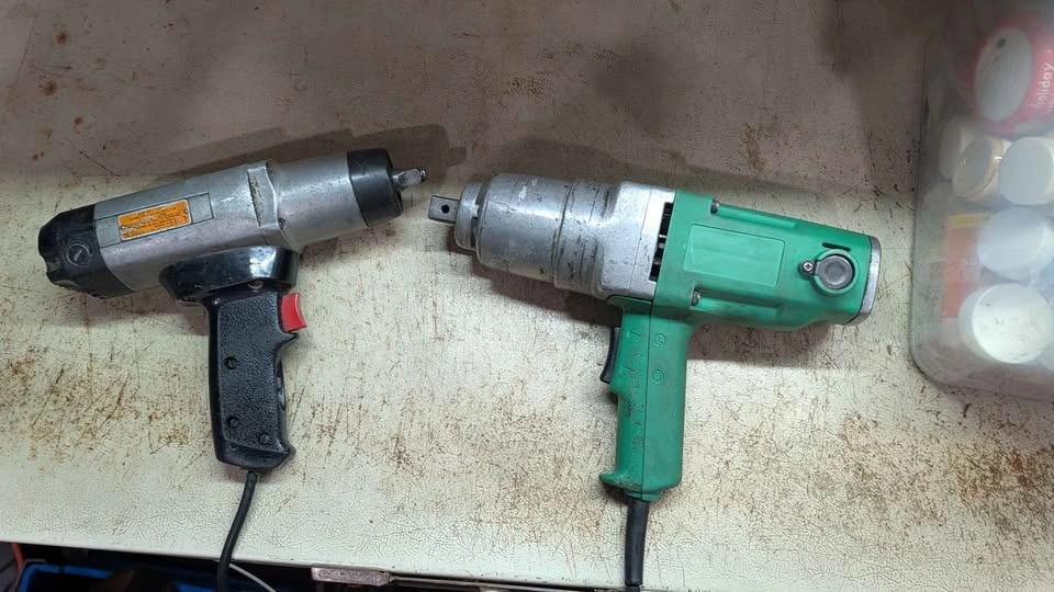 Craftsman Commercial and Green Electric Impact Wrenches - photo 4