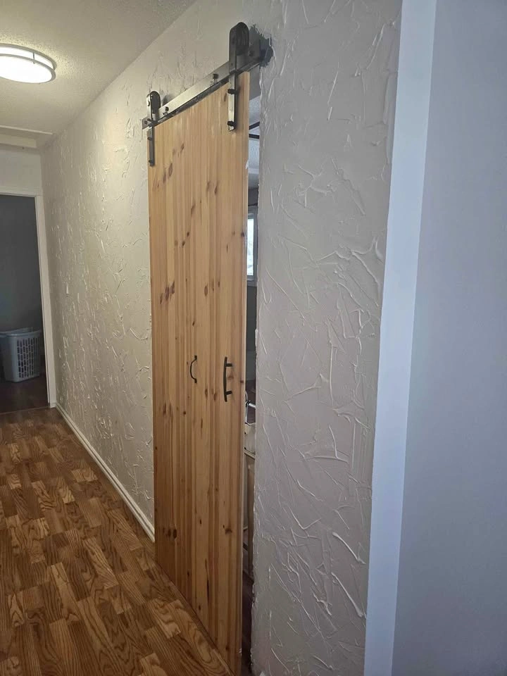 31 inch wooden bifold door with hardware