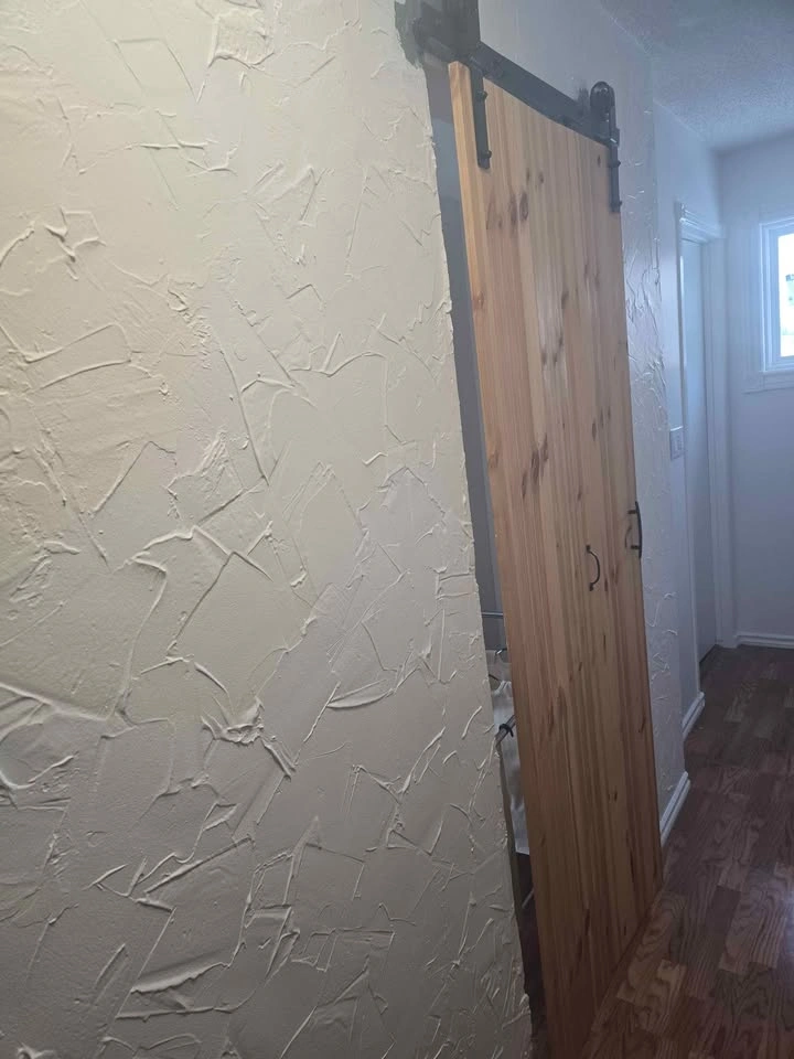 31 inch wooden bifold door with hardware - photo 2