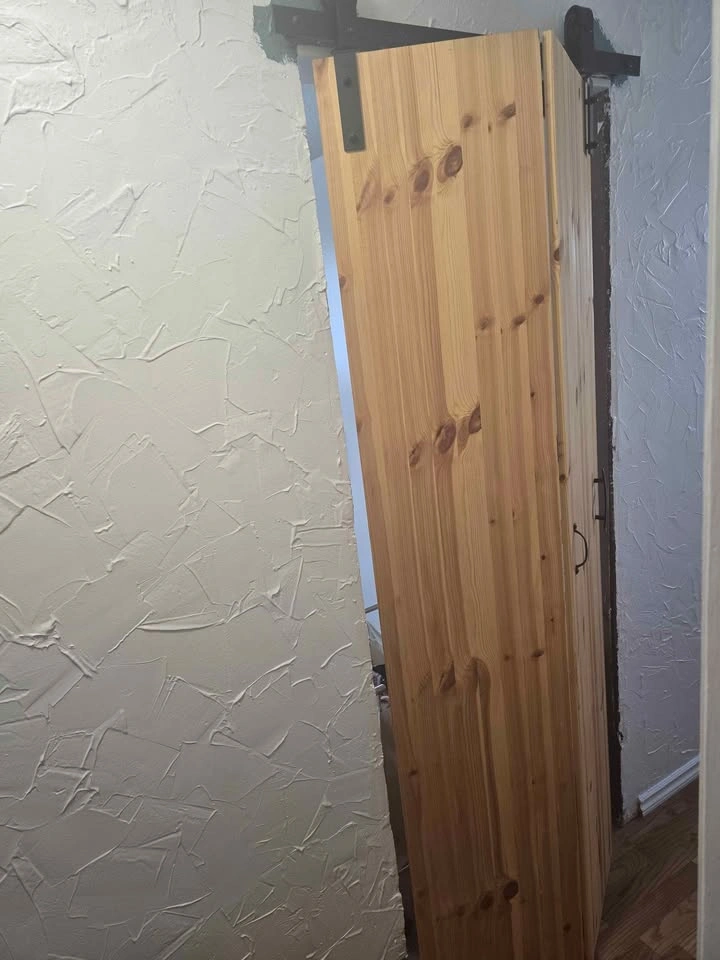 31 inch wooden bifold door with hardware - photo 4