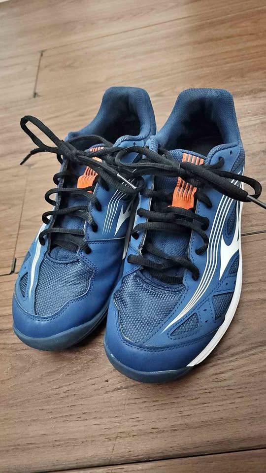 Barely used Mizun badminton shoes US 10