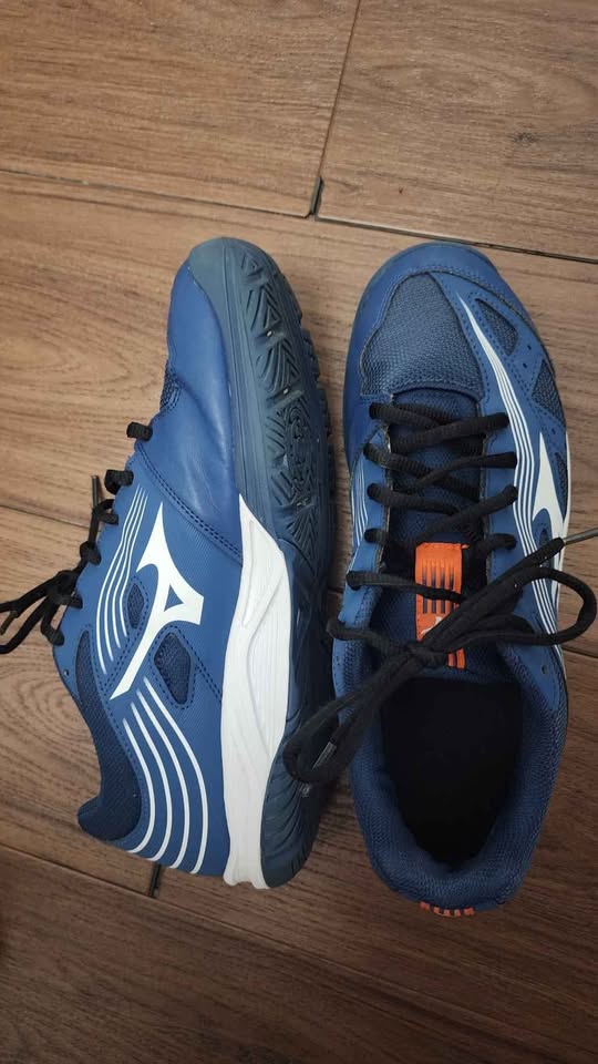 Barely used Mizun badminton shoes US 10 - photo 2