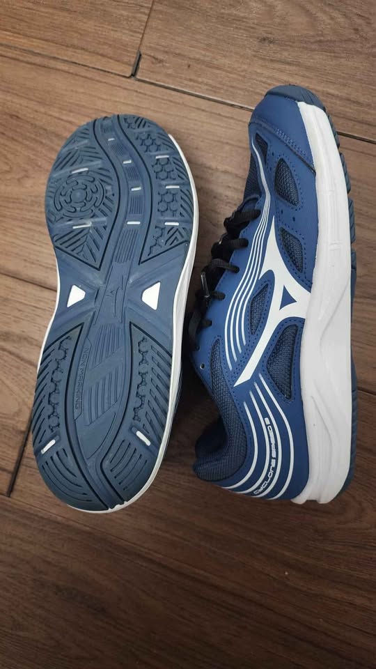 Barely used Mizun badminton shoes US 10 - photo 3