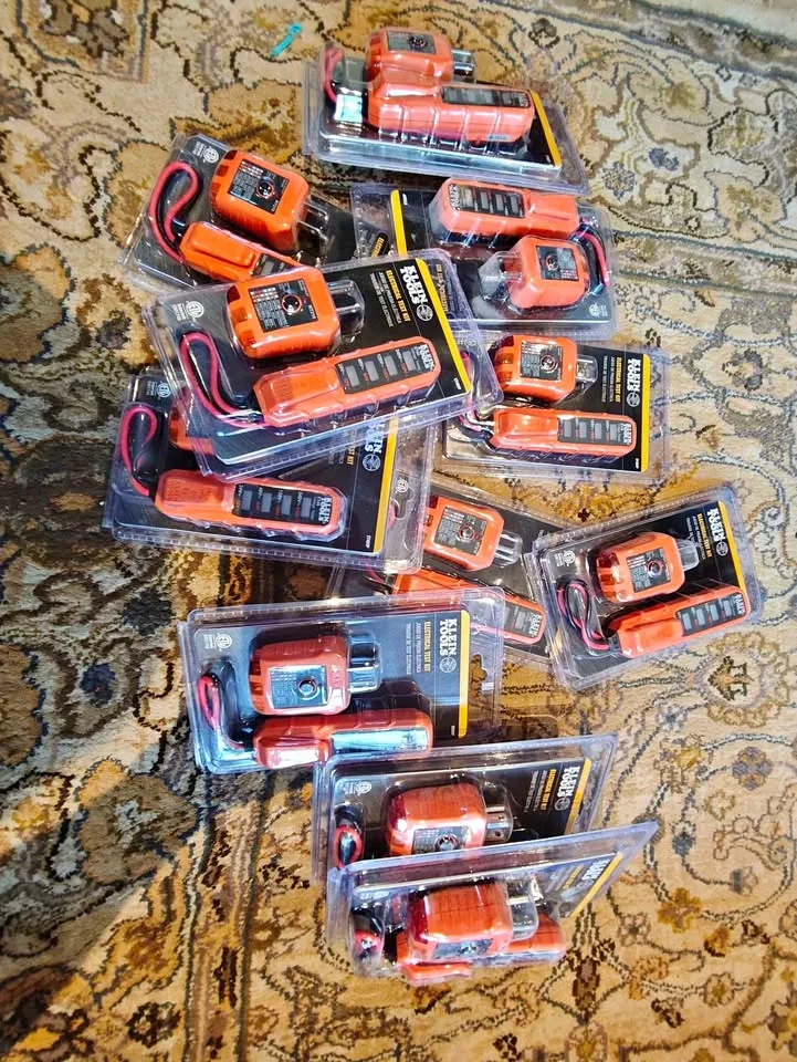 Klein Tools AC/DC Voltage and Receptacle Electrical Test Kit thumbnail