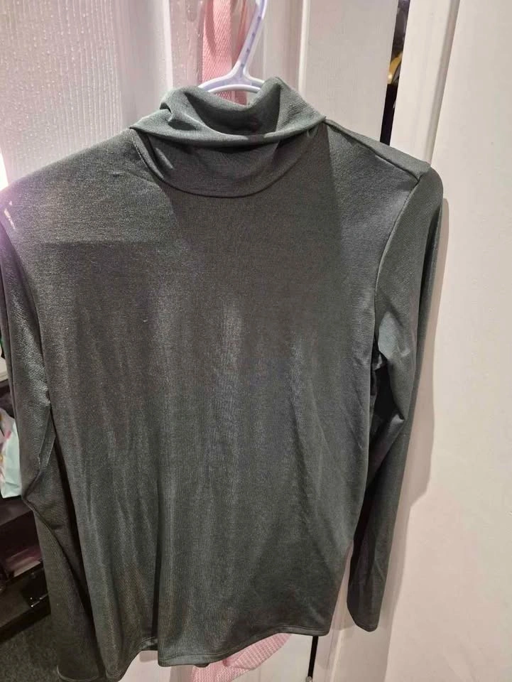 Flowy Turtleneck Tops - Size M - photo 2