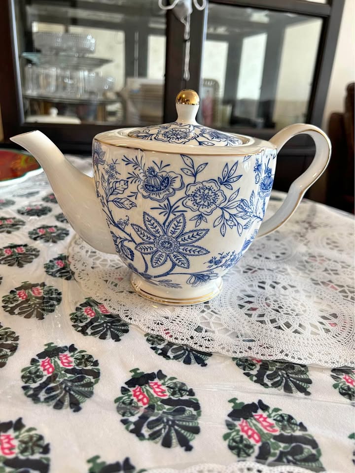 Teapot and Dinner Plates