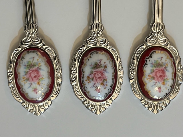 50’s Silver Plated, Porcelain Spoons & Manitoba Miniatures - photo 4