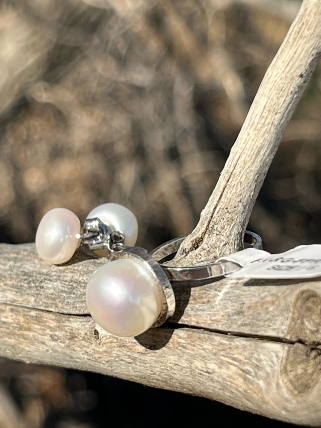 New 925 Pearl Size 6 Ring And Earrings