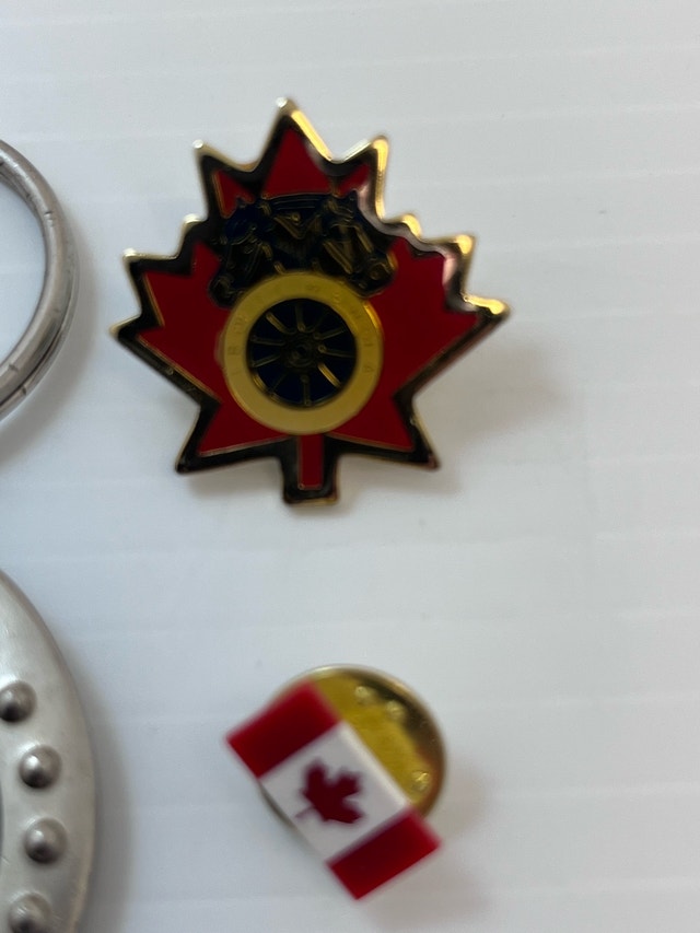 Canada Pins & Keychain - photo 2