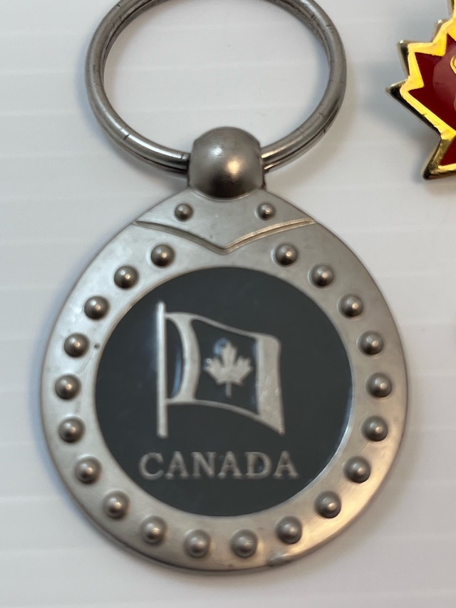 Canada Pins & Keychain - photo 3