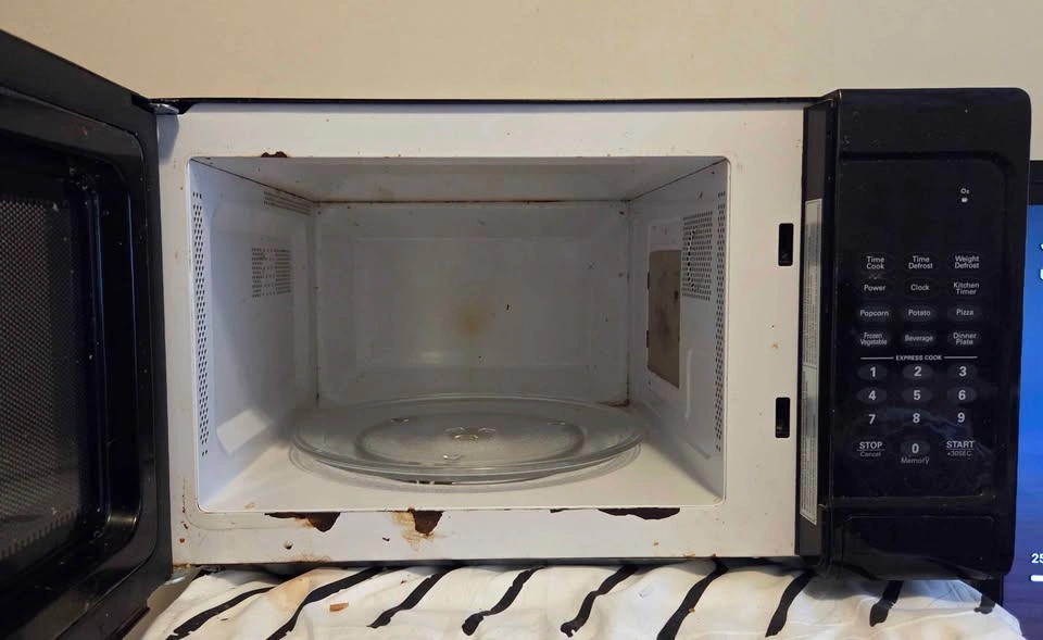MASTER CHEF BLACK MICROWAVE NEED GONE ASAP - photo 2