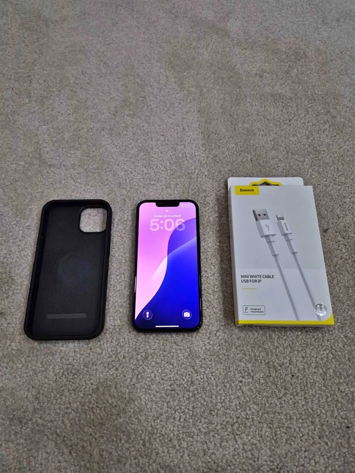 iPhone 13 128 GB - 100% Battery, Cable, Case