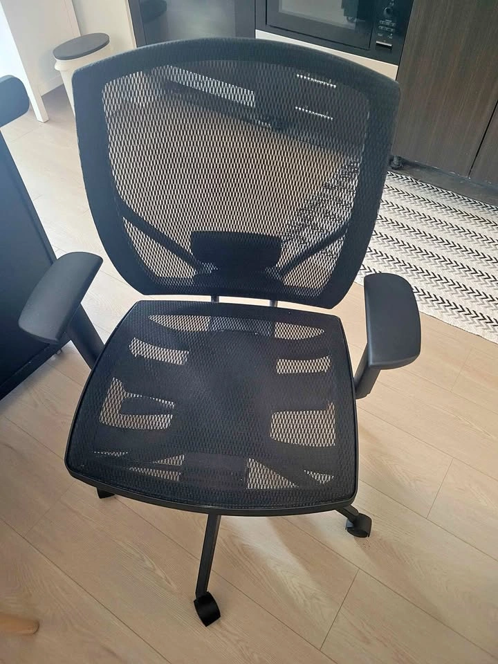 Mesh office chair