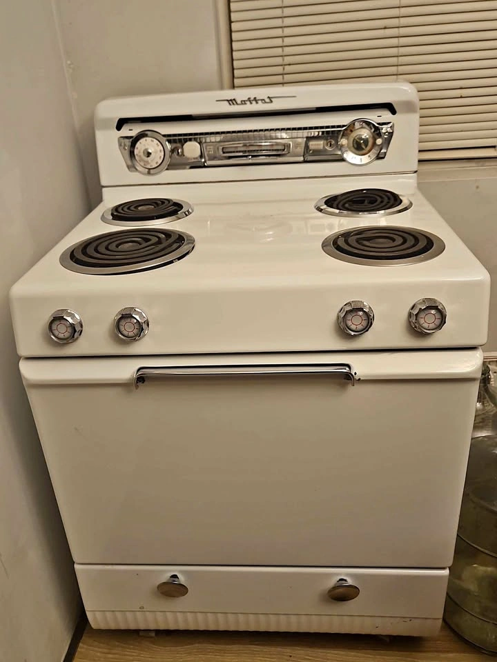 Vintage Moffat Retro Stove (Project / Restore) – Local Pickup
