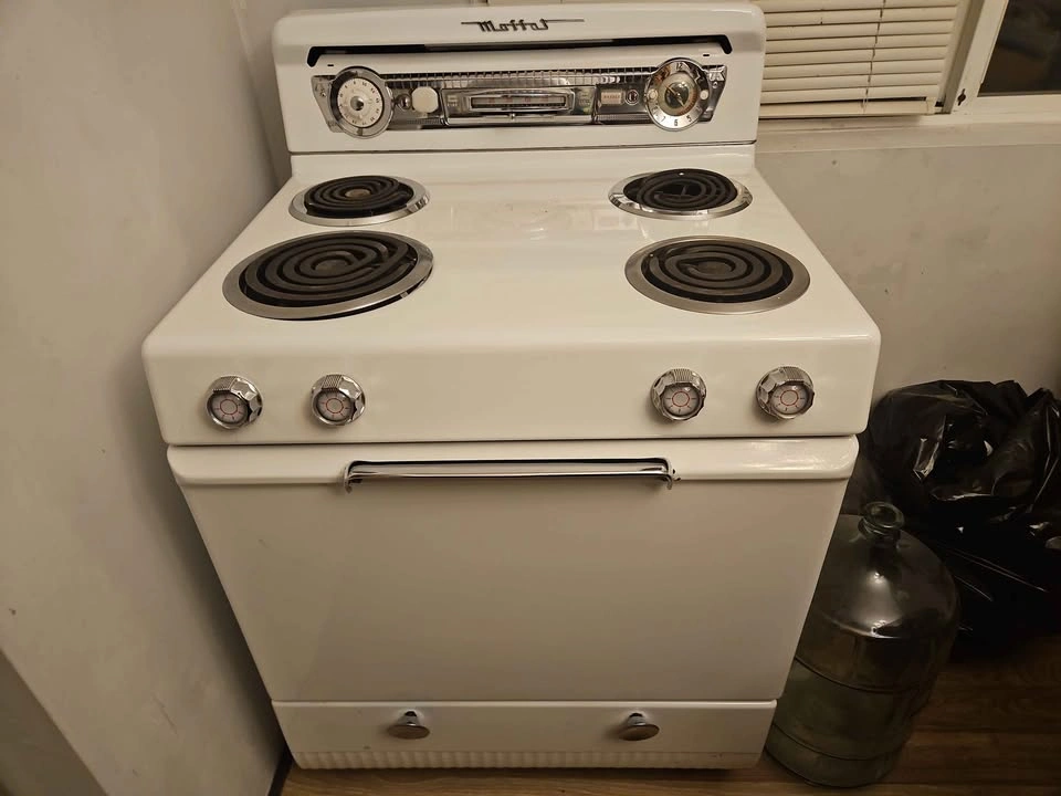 Vintage Moffat Retro Stove (Project / Restore) – Local Pickup - photo 2