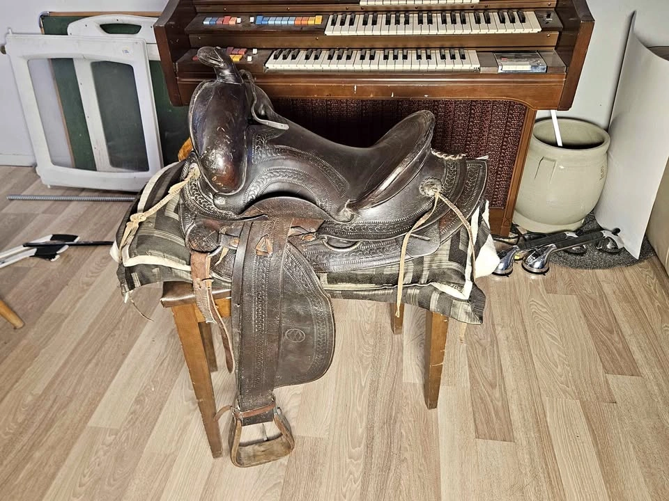 Vintage Western Leather Horse Saddle w/ Stirrups & Pad