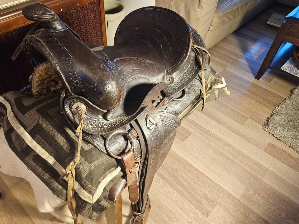 Vintage Western Leather Horse Saddle w/ Stirrups & Pad - photo 2
