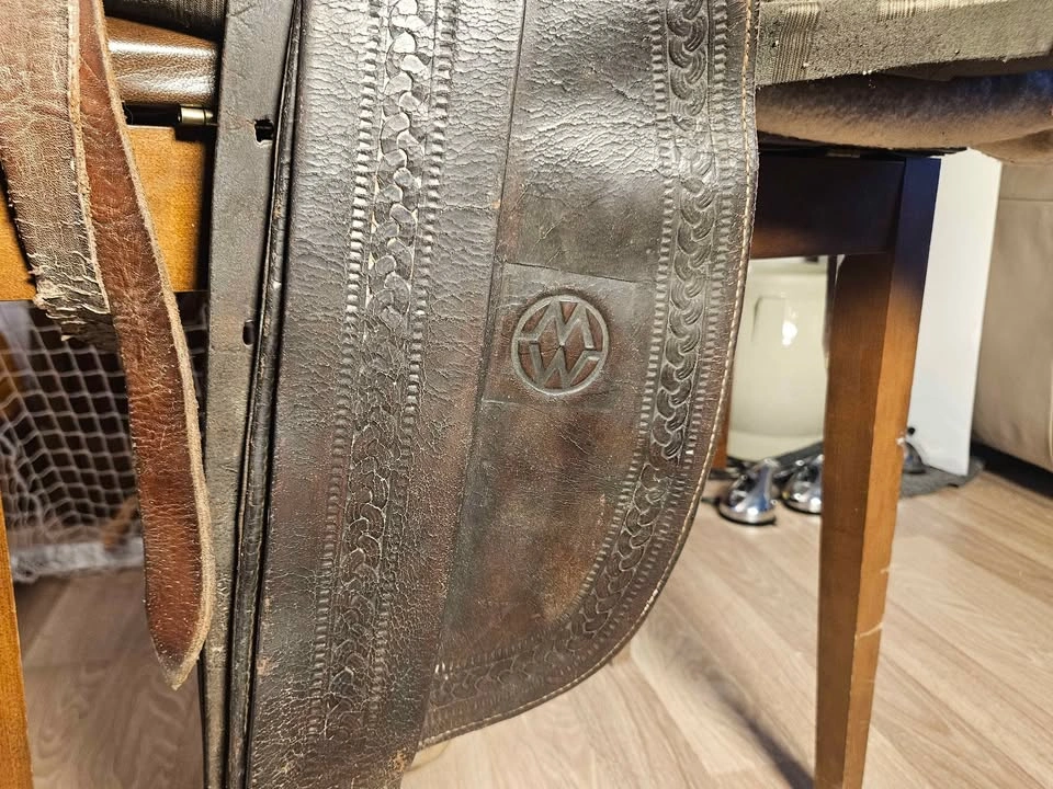 Vintage Western Leather Horse Saddle w/ Stirrups & Pad - photo 3