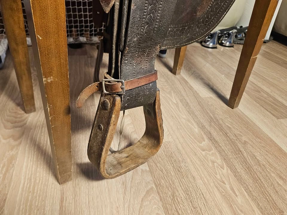 Vintage Western Leather Horse Saddle w/ Stirrups & Pad - photo 4