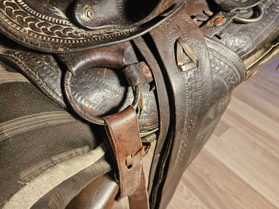 Vintage Western Leather Horse Saddle w/ Stirrups & Pad - photo 5