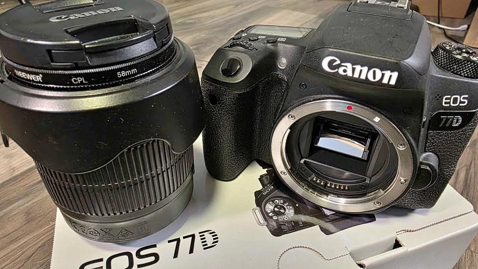 Canon EOS 77D + EF-S 15-55mm Lens Kit - Excellent Condition