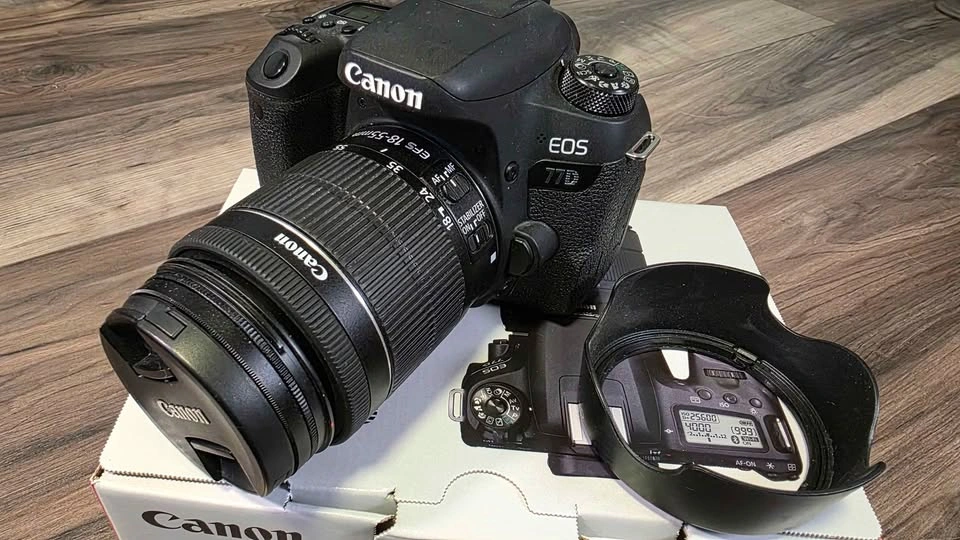 Canon EOS 77D + EF-S 15-55mm Lens Kit - Excellent Condition - photo 2