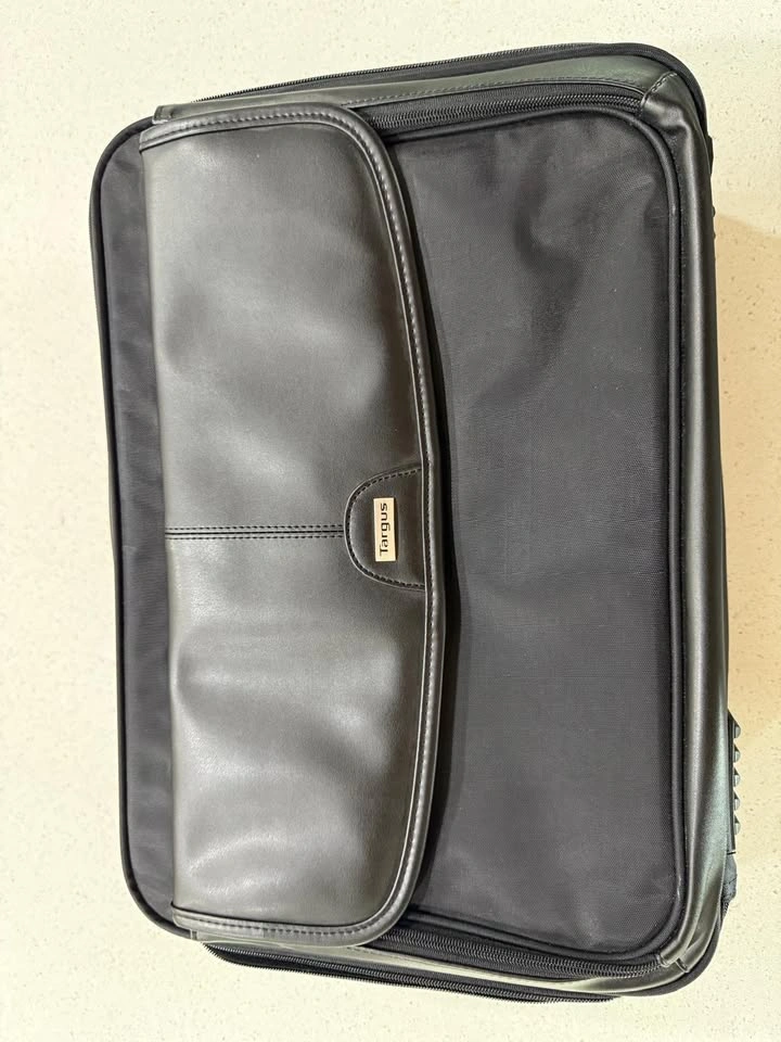 Targus Trademark Notepac Plus 16" Clamshell Case - photo 2