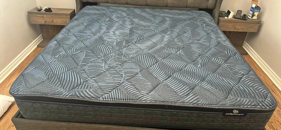 Serta King Size Mattress Like New!