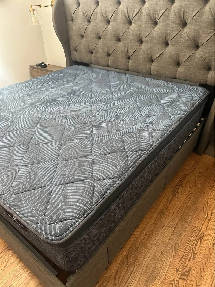 Serta King Size Mattress Like New! - photo 4