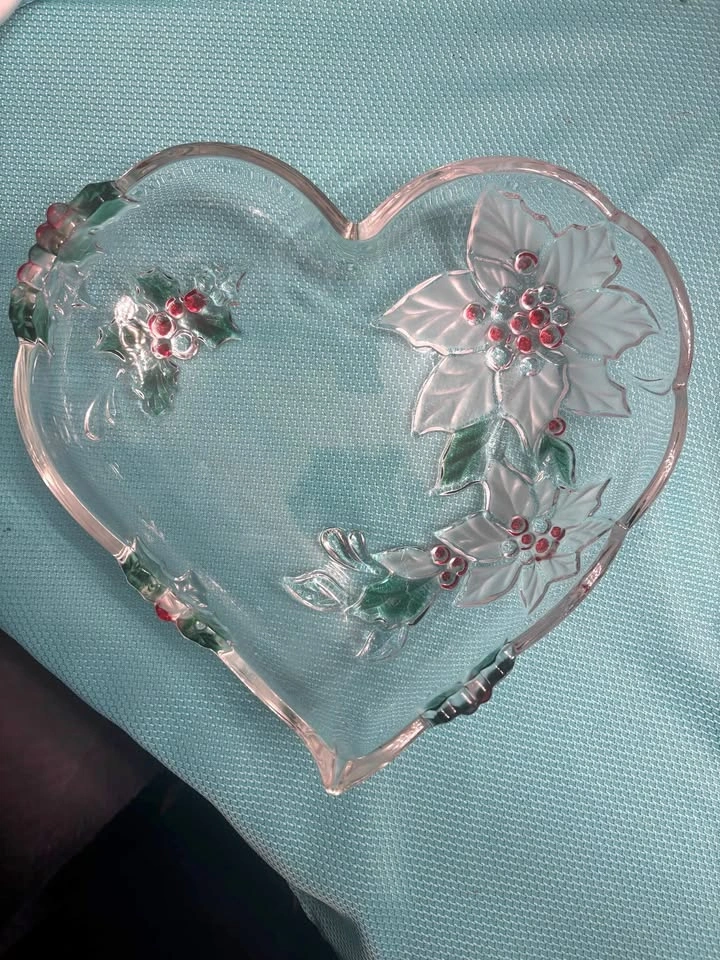 Mikasa Holiday Bloom Poinsettia Crystal Heart Bowl