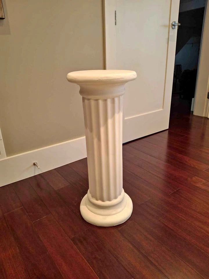 2 white pillars