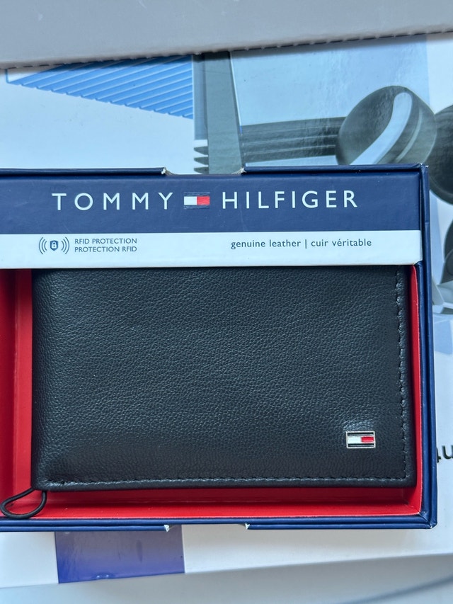 Tommy Hilfiger Men's Genuine Leather Bifold Wallet